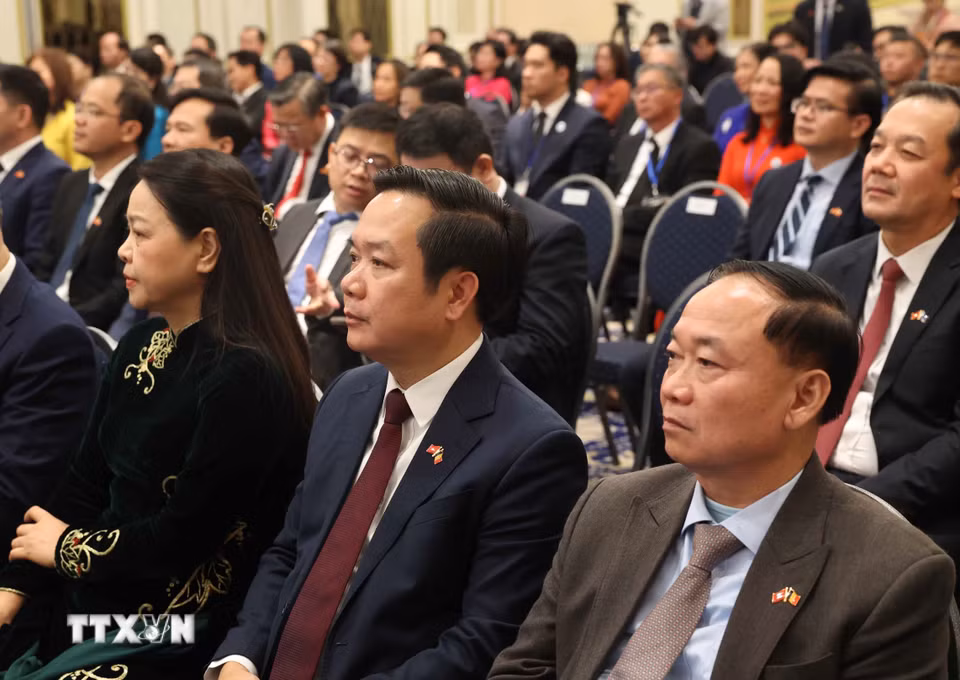 Các đại biểu tham dự cuộc gặp gỡ với Tổng Bí thư, Chủ tịch nước Tô Lâm và Phu nhân Ngô Phương Ly. (Ảnh: Thống Nhất/TTXVN)