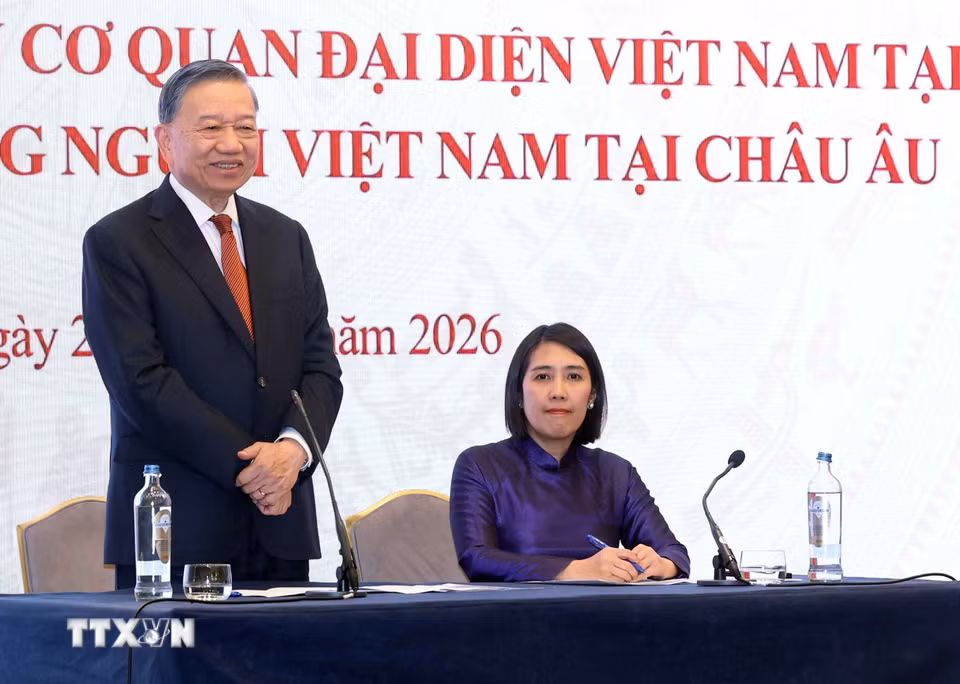 Tổng Bí thư, Chủ tịch nước Tô Lâm nói chuyện thân mật với cán bộ, nhân viên Đại sứ quán Việt Nam tại Bỉ và đại diện cộng đồng người Việt Nam tại châu Âu. (Ảnh: Thống Nhất/TTXVN)