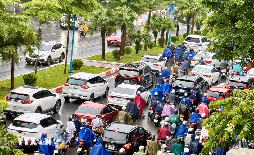 Các phương tiện di chuyển trong giờ cao điểm rất khó khăn trên đường Hoàng Quốc Việt. (Ảnh: Quốc Khánh/TTXVN)