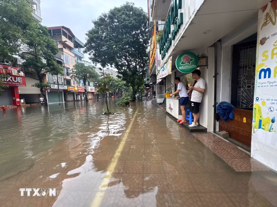Ngập úng trên phố Ngọc Lâm, phường Bồ Đề, kéo dài từ ngày 15 đến sáng 16/9. (Ảnh: Minh Quyết/TTXVN)