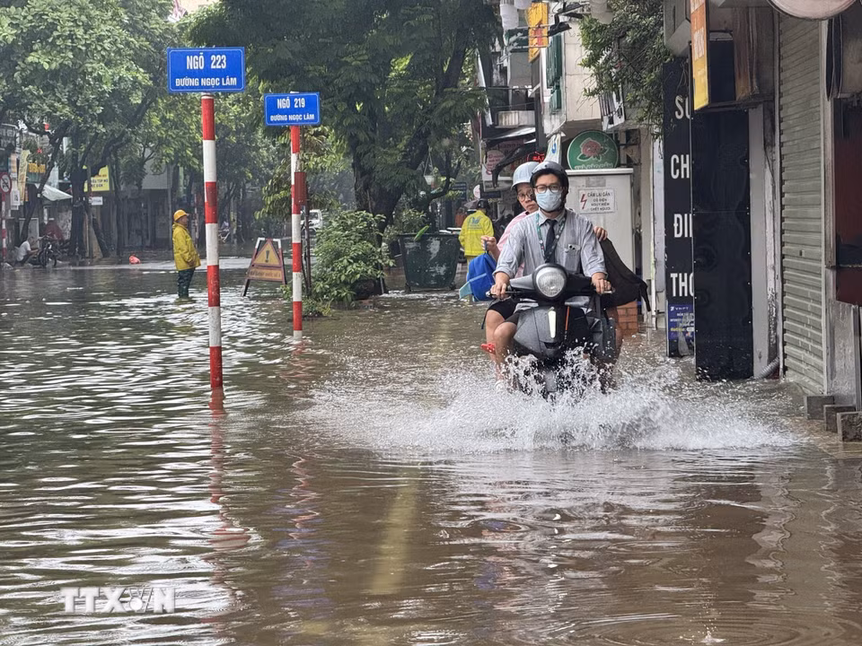 Sáng 16/9, ngập úng xảy ra trên phố Ngọc Lâm (Hà Nội), khiến việc đi lại của người dân gặp nhiều khó khăn. (Ảnh: Minh Quyết/TTXVN)