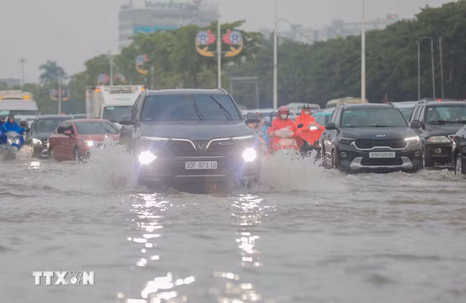 Ngập úng gây ùn tắc trên phố Đàm Quang Trung sáng 16/9. (Ảnh: Phan Phương/TTXVN)