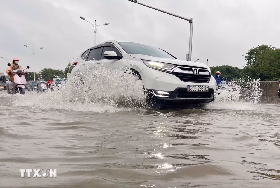 Nhiều tuyến đường ùn tắc cục bộ do mưa ngập, khiến giao thông khó khăn. (Ảnh: Phan Phương/TTXVN)