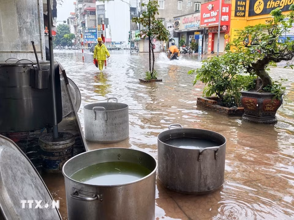 Ngập úng trên phố Ngọc Lâm. (Ảnh: Minh Quyết/TTXVN)