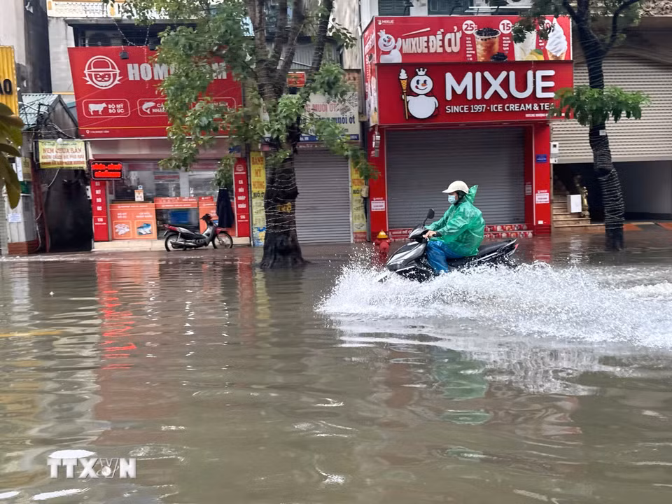 Sáng 16/9, ngập úng xảy ra trên phố Ngọc Lâm (Hà Nội) khiến việc đi lại của người dân gặp nhiều khó khăn. (Ảnh: Minh Quyết/TTXVN)
