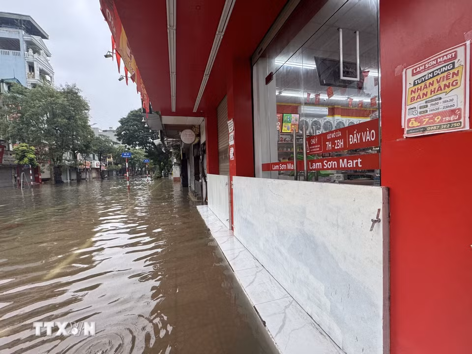 Ngập úng trên phố Ngọc Lâm, phường Bồ Đề, kéo dài từ ngày 15 đến sáng 16/9, ảnh hưởng đến việc đi lại và kinh doanh của người dân. (Ảnh: Minh Quyết/TTXVN)