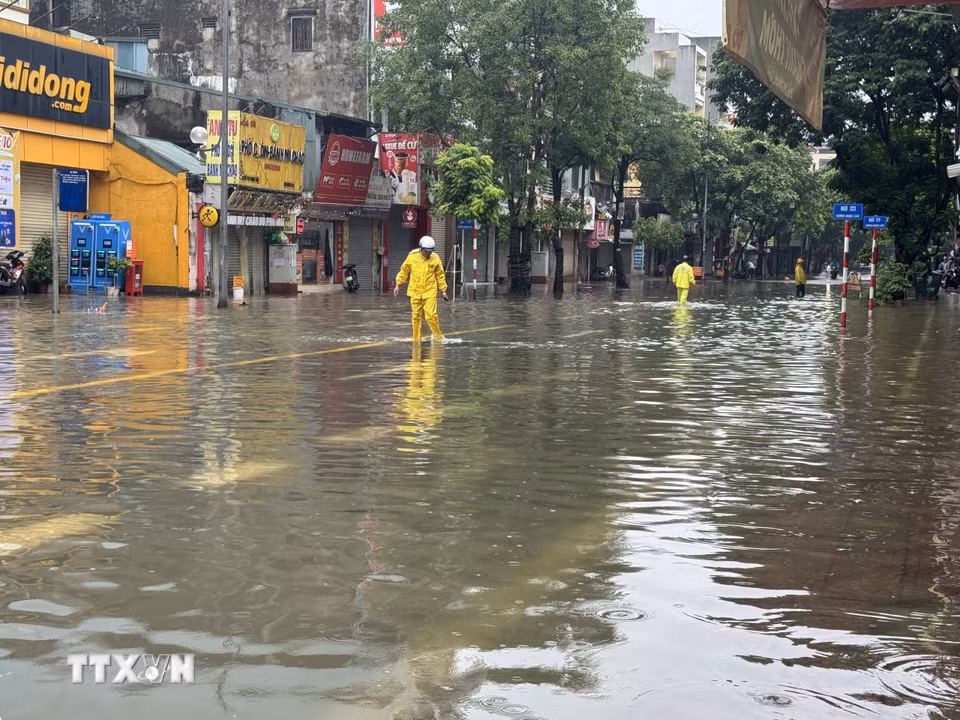 Mưa kéo dài liên tục trong 2 ngày khiến phố Ngọc Lâm, phường Bồ Đề, vẫn trong cảnh ngập úng. (Ảnh: Minh Quyết/TTXVN)