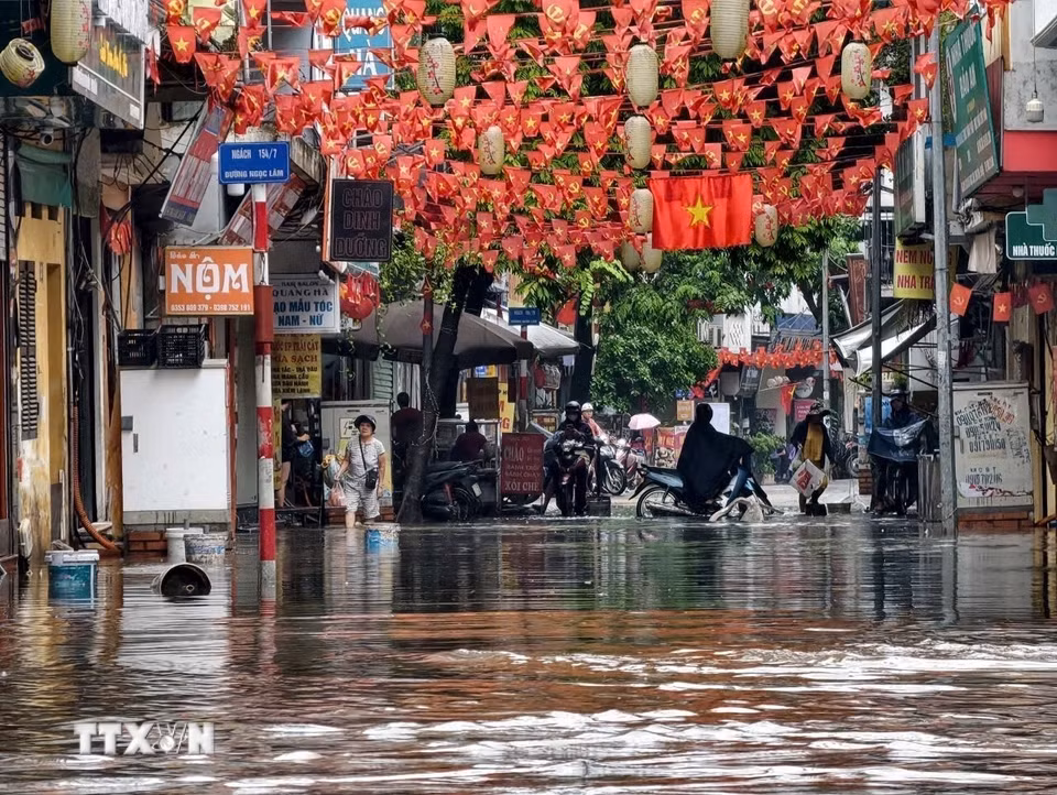 Sáng 16/9, ngập úng xảy ra trên phố Ngọc Lâm (Hà Nội), khiến việc đi lại của người dân gặp nhiều khó khăn. (Ảnh: Minh Quyết/TTXVN)