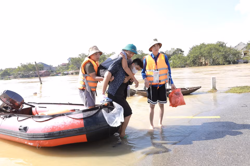 Lực lượng cứu hộ đưa người dân bệnh nặng đi cấp cứu. (Ảnh: Phan Phương/TTXVN)