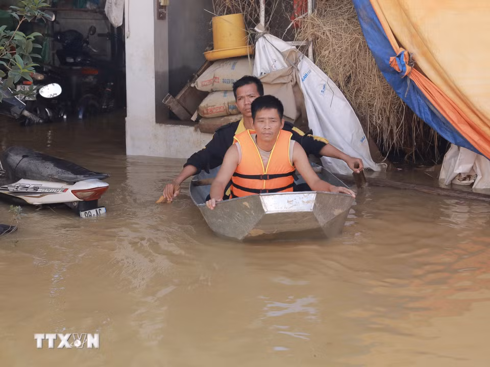 Phương tiện chính để người dân di chuyển là những chiếc thuyền nhỏ. (Ảnh: Phan Phương/TTXVN)