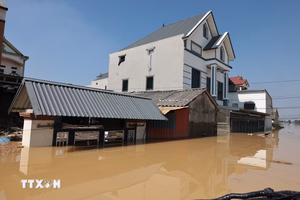 Đa số nhà dân bị ngập hết tầng 1. (Ảnh: Trần Việt/TTXVN)