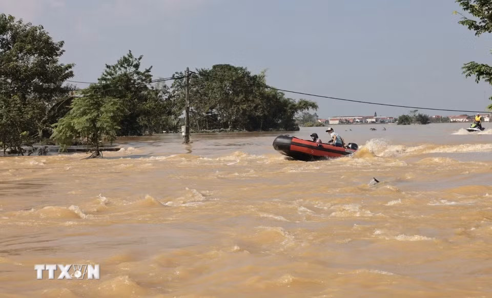 Dòng nước chảy siết những đoạn đê bao, đê bối bị tràn. (Ảnh: Trần Việt/TTXVN)