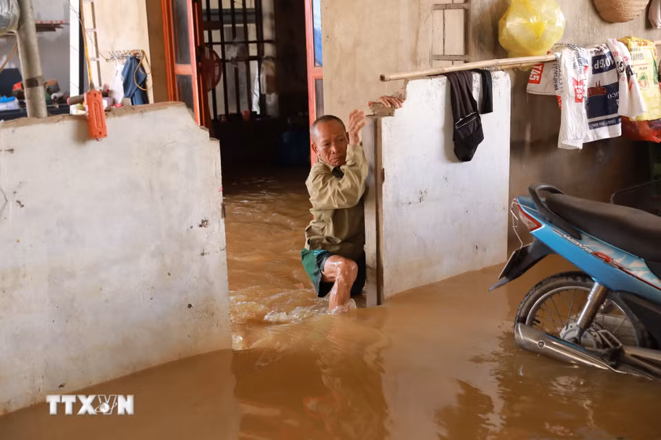 Nước ngập khắp nơi ảnh hưởng nghiêm trọng đến cuộc sống của người dân. (Ảnh: Phan Phương/TTXVN)