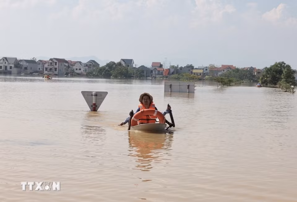 Những chiếc thuyền nhỏ được người dân sử dụng để vận chuyển thực phẩm, nước uống tạm thời. (Ảnh: Trần Việt/TTXVN)