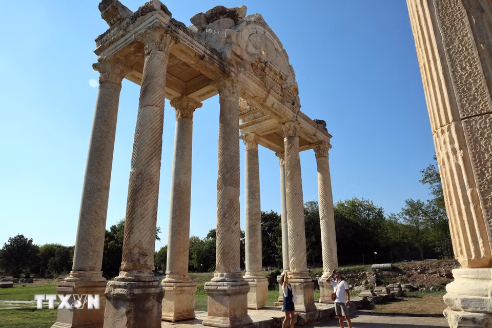 Tàn tích kiến trúc tại thành phố cổ Aphrodisias, huyện Karacasu, tỉnh Aydin, Thổ Nhĩ Kỳ. (Ảnh: THX/TTXVN phát)