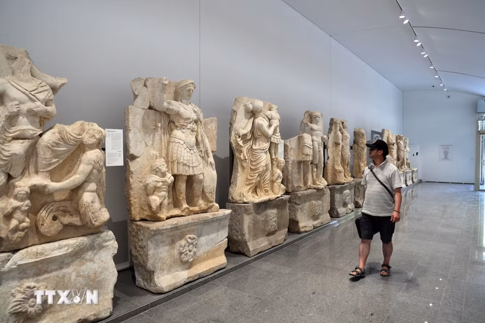 Du khách tham quan Bảo tàng Aphrodisias ở Karacasu, tỉnh Aydin, Thổ Nhĩ Kỳ. (Ảnh: THX/TTXVN phát)