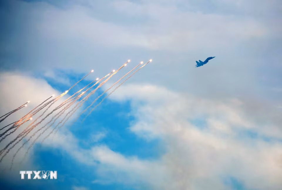 Màn trình diễn phun bẫy nhiệt của máy bay tiêm kích Su-30MK2 trên bầu trời Hà Nội. (Ảnh: Dương Giang/TTXVN)