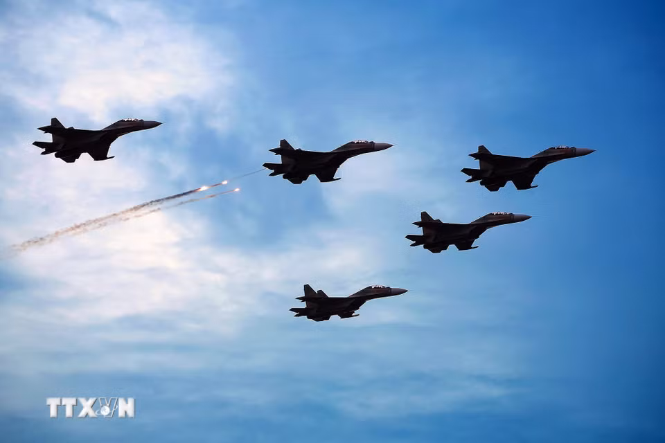 Màn trình diễn của biên đội máy bay tiêm kích Su-30MK2 trên bầu trời Hà Nội. (Ảnh: Dương Giang/TTXVN)