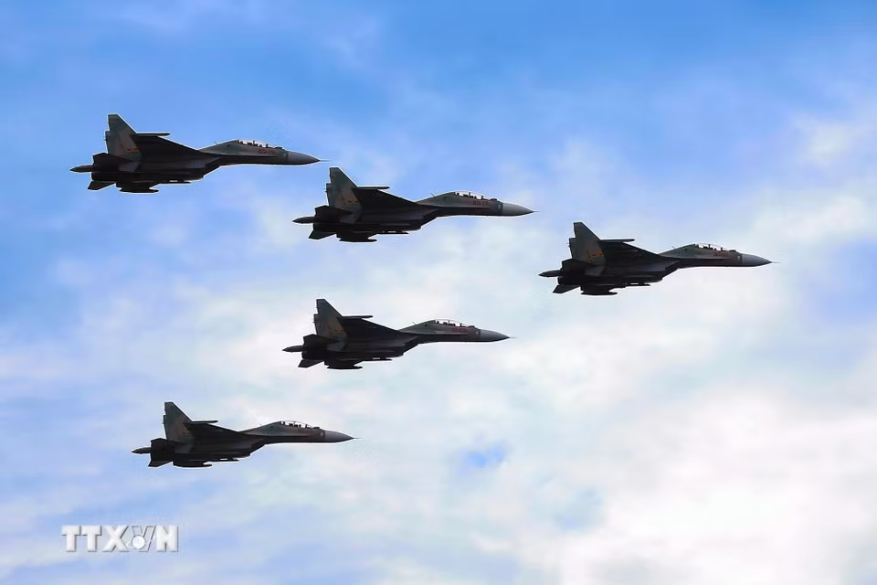 Màn trình diễn của biên đội máy bay tiêm kích Su-30MK2 trên bầu trời Hà Nội. (Ảnh: Dương Giang/TTXVN)
