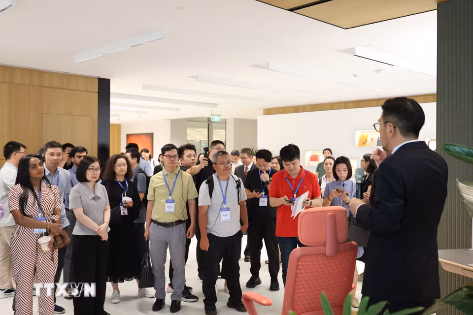 Phó Tổng Giám đốc Thông tấn xã Việt Nam Đoàn Thị Tuyết Nhung cùng đại biểu các hãng thông tấn, truyền thông khu vực châu Á-Thái Bình Dương tham quan, khảo sát một số cơ sở kinh tế, văn hóa tại Quảng Châu, Phật Sơn và Thâm Quyến… (Ảnh: Công Tuyên/TTXVN)