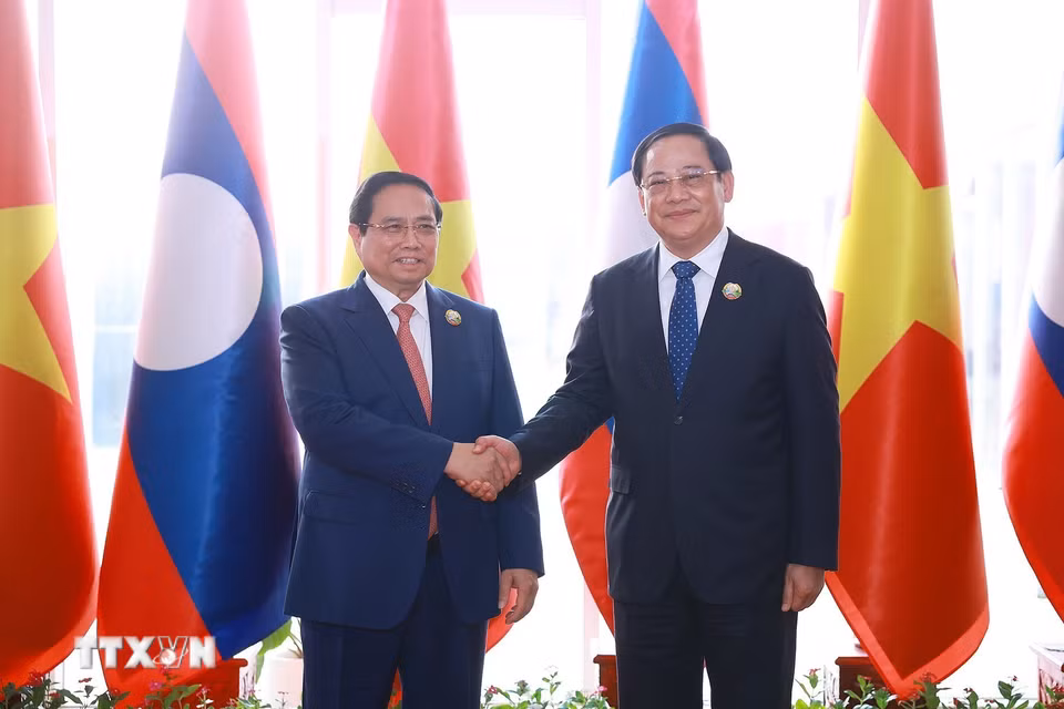 Thủ tướng Lào Sonexay Siphandone đón Thủ tướng Phạm Minh Chính đến Hội nghị xúc tiến đầu tư Việt Nam-Lào năm 2025. (Ảnh: Dương Giang/TTXVN)