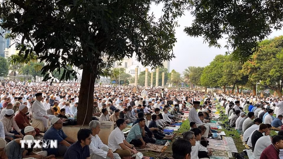 Các tín đồ cùng nhau cầu nguyện, suy ngẫm và kết nối gần hơn với Thánh Alla và với cộng đồng. (Ảnh: Đỗ Quyên/TTXVN)