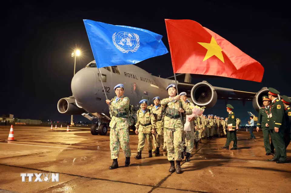 Cán bộ, chiến sỹ Bệnh viện dã chiến cấp 2 số 7 trở về nước sau khi hoàn thành xuất sắc nhiệm vụ gìn giữ hòa bình Liên hợp quốc tại Phái bộ Nam Sudan. (Ảnh: Xuân Khu/TTXVN)