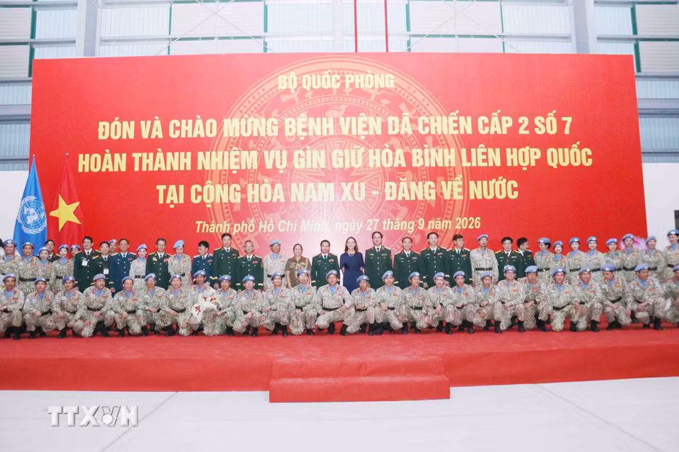 Cán bộ chiến sỹ Bệnh viện dã chiến cấp 2 số 7 chụp ảnh lưu niệm cùng các đại biểu dự lễ đón. (Ảnh: Xuân Khu/TTXVN)