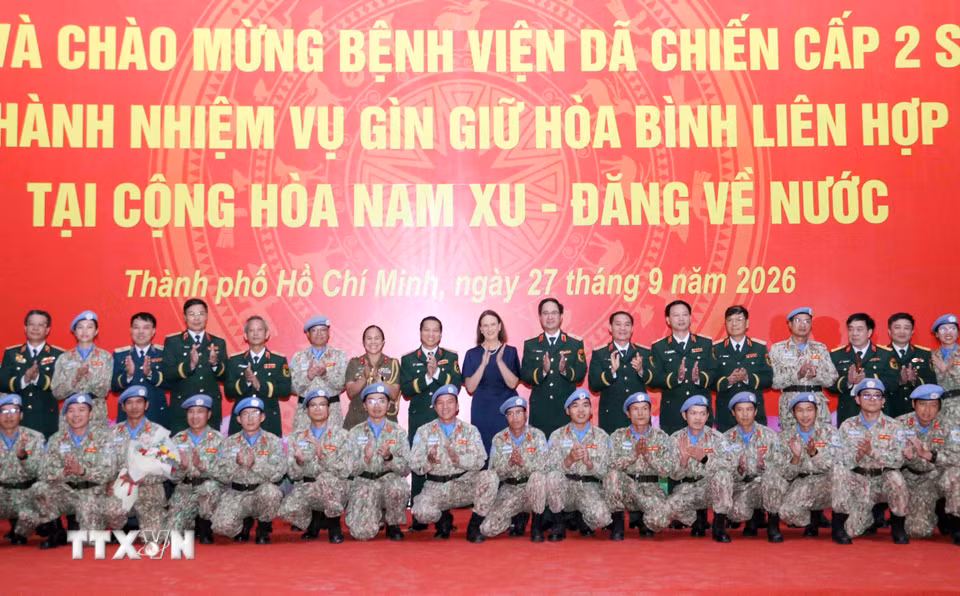 Cán bộ chiến sỹ Bệnh viện dã chiến cấp 2 số 7 chụp ảnh lưu niệm cùng các đại biểu dự lễ đón. (Ảnh: Xuân Khu/TTXVN)