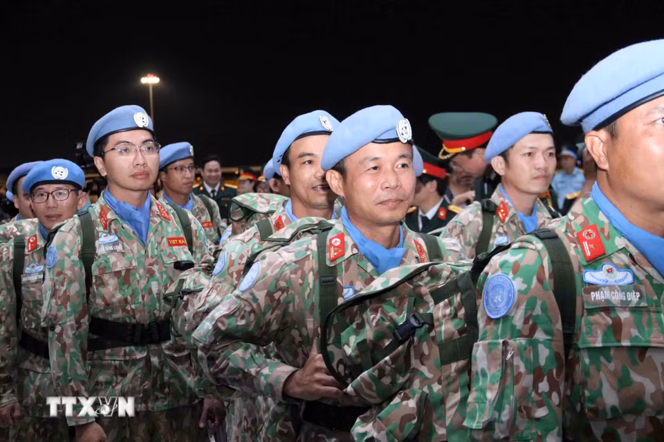 Niềm vui trên ánh mắt cán bộ, chiến sỹ Bệnh viện Dã chiến cấp 2 số 7 trong ngày trở về. (Ảnh: Xuân Khu/TTXVN)