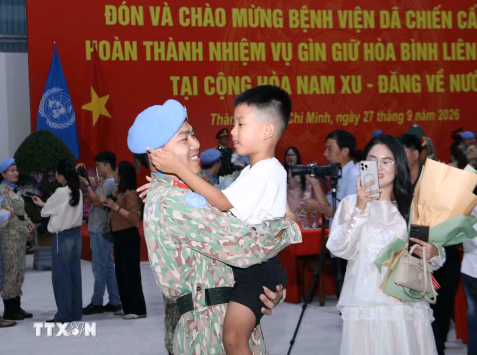 Niềm vui hội ngộ gia đình của cán bộ, chiến sỹ Bệnh viện dã chiến cấp 2 số 7 ngày trở về. (Ảnh: Xuân Khu/TTXVN)