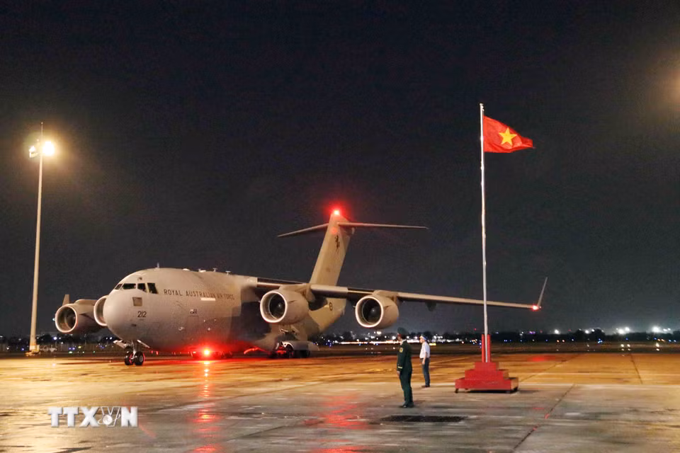Máy bay vận tải C17 của Không quân Hoàng gia Australia đưa cán bộ, chiến sỹ Bệnh viện Dã chiến cấp 2 số 7 trở về nước từ Nam Sudan. (Ảnh: Xuân Khu/TTXVN)