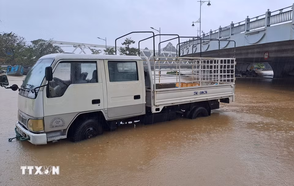 Bờ Nam sông Hương, phường Thuận Hóa, thành phố Huế bị ngập sáng 27/10. (Ảnh: Nguyên Lý/TTXVN)