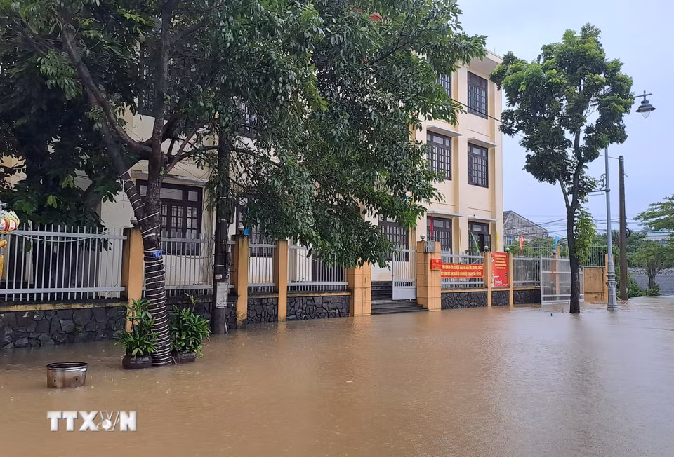 Đường Bùi Thị Xuân, phường Thuận Hóa, thành phố Huế bị ngập sáng 27/10. (Ảnh: Nguyên Lý/TTXVN)