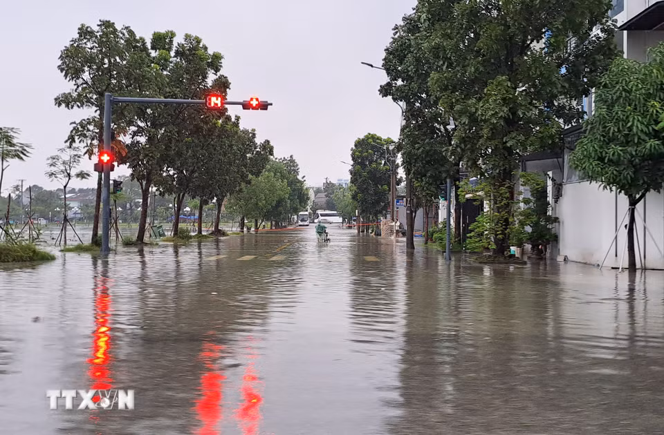 Đường Nguyễn Thị Định, phường Thủy Xuân, thành phố Huế bị ngập sáng 27/10. (Ảnh: Nguyên Lý/TTXVN)