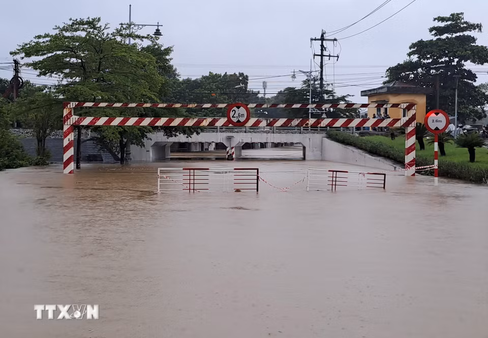Cầu Lòn, đường Bùi Thị Xuân, phường Thuận Hóa, thành phố Huế bị ngập sâu sáng 27/10. (Ảnh: Nguyên Lý/TTXVN)