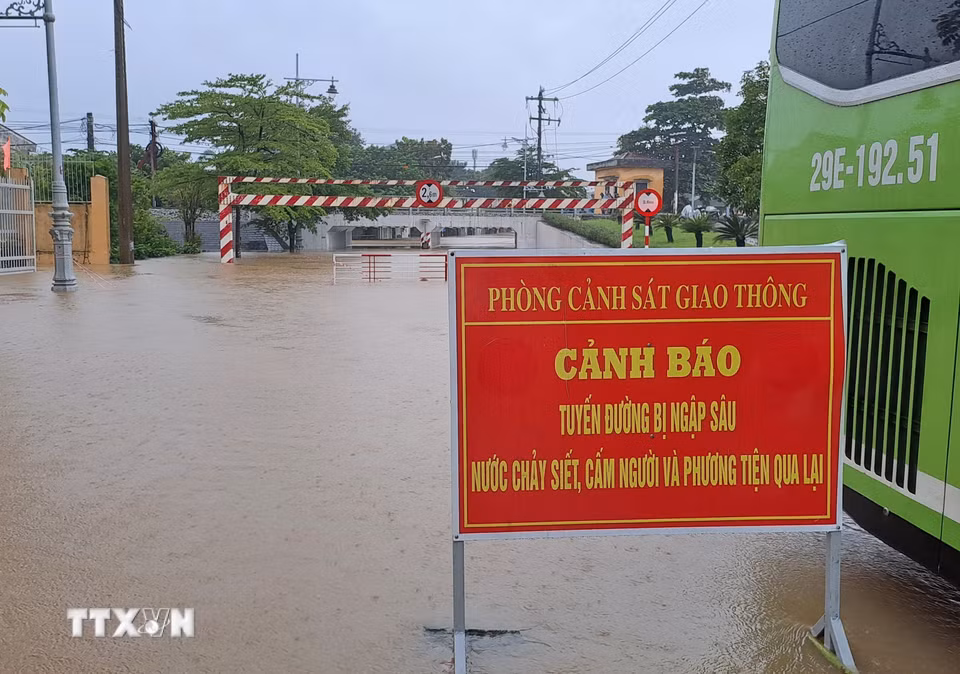Biển cảnh báo tại khu vực Cầu Lòn, đường Bùi Thị Xuân, phường Thuận Hóa, thành phố Huế. (Ảnh: Nguyên Lý/TTXVN)