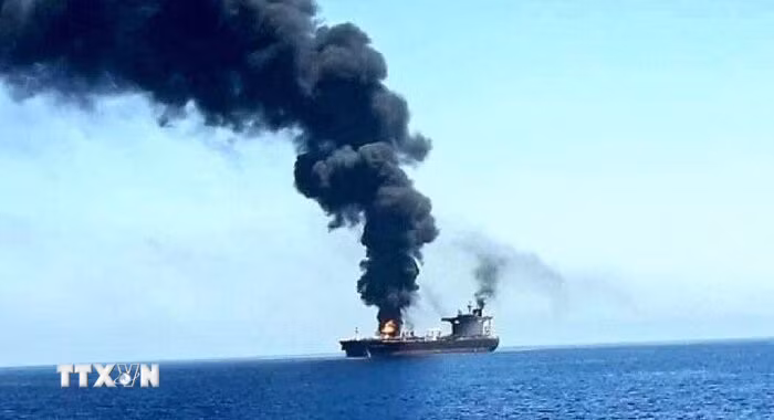 Lực lượng Vũ trang Yemen tấn công tàu chở hàng Star Nasia thuộc sở hữu của Mỹ và tàu chở hàng tổng hợp Morning Tide của Anh tại Biển Đỏ. (Ảnh: IRNA/TTXVN phát)