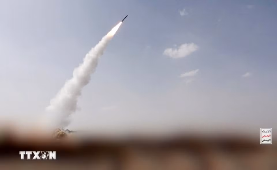Hình ảnh do Trung tâm Truyền thông Houthi công bố cho thấy một tên lửa được cho là phóng vào thành phố Mocha, Yemen ngày 9/8/2026. (Ảnh: THX/TTXVN phát)