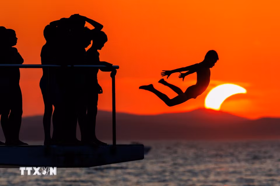 Nhật thực một phần xuất hiện trên bầu trời ở Zadar, Croatia. (Ảnh: THX/TTXVN phát)