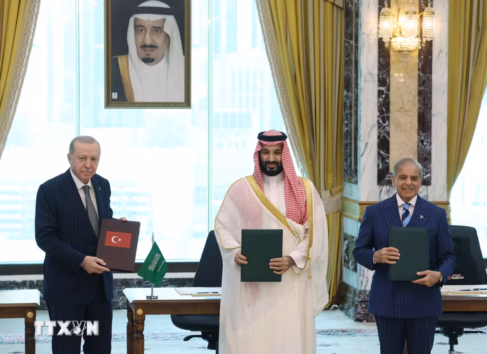 Ngày 7/8/2026, tại thành phố Mecca, Thái tử Saudi Arabia Mohammed bin Salman (giữa) cùng Thủ tướng Pakistan Shehbaz Sharif (phải) và Tổng thống Thổ Nhĩ Kỳ Recep Tayyip Erdogan đã ký hiệp định phòng thủ giữa ba nước. (Ảnh: AA/TTXVN phát)