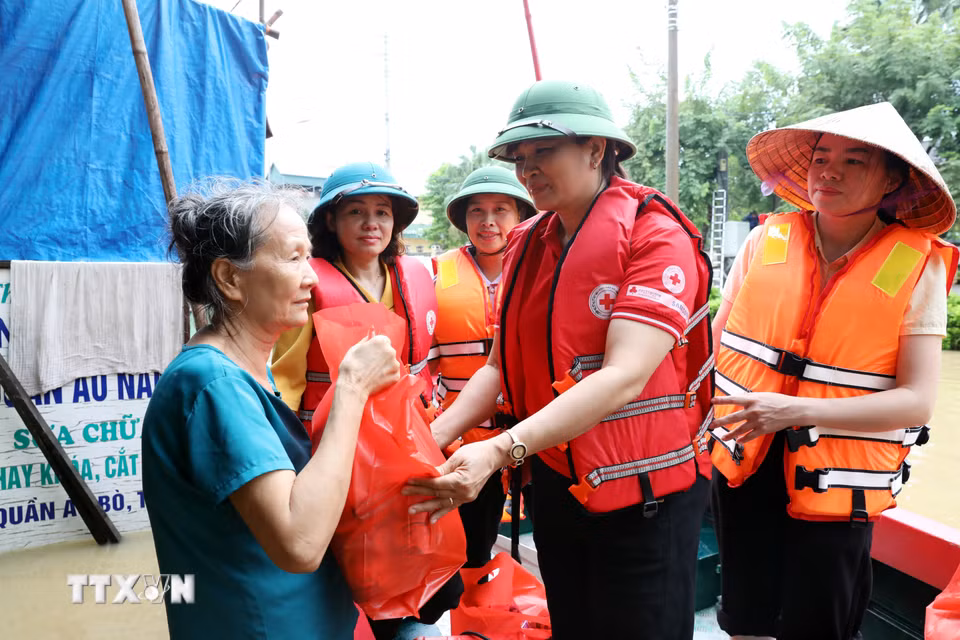 Hội Chữ thập Đỏ tỉnh Lạng Sơn cứu trợ khẩn cấp cho người dân vùng lũ xã Thất Khê, tỉnh Lạng Sơn. (Ảnh: Văn Đạt/TTXVN)