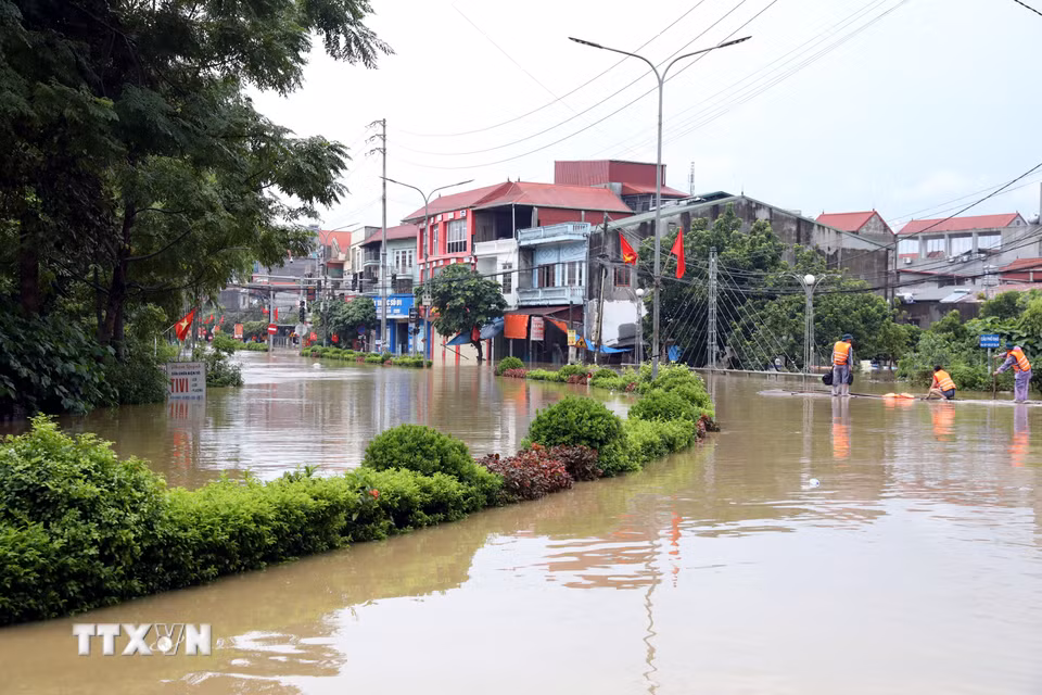 Nước lũ trên các sông dâng cao, trong 3 năm gần đây, Quốc lộ 4A - tuyến huyết mạch từ trung tâm tỉnh Lạng Sơn đi tỉnh Cao Bằng đoạn qua địa bàn xã Thất Khê năm nào cũng bị ngập sâu. (Ảnh: Văn Đạt/TTXVN)