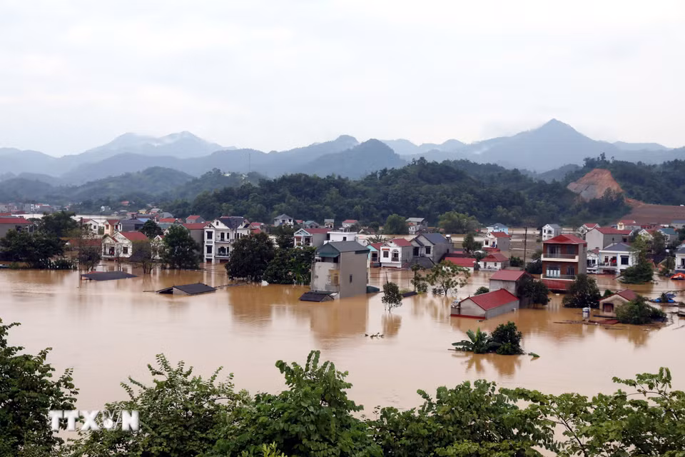 Quang cảnh một khu dân cư tại xã Tràng Định, tỉnh Lạng Sơn, bị nước lũ bao quanh. (Ảnh: Văn Đạt/TTXVN)