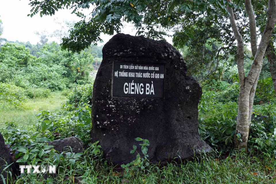 Giếng Bà thuộc hệ thống giếng cổ Gio An tại xã Cồn Tiên (Quảng Trị), là một trong những công trình dẫn nước cổ còn được lưu giữ đến ngày nay. (Ảnh: Tá Chuyên/TTXVN)