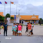 Lực lượng chức năng Việt Nam và Campuchia phối hợp tiếp nhận 23 công dân Việt Nam do phía Campuchia trao trả tại Cửa khẩu quốc tế Bình Hiệp, tỉnh Tây Ninh. (Ảnh: Minh Phú/TTXVN)