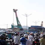 Khu vực công trường nhà ga Phạm Văn Bạch thuộc tuyến metro số 2 được rào chắn phục vụ thi công, khiến giao thông trên đường Trường Chinh ùn ứ kéo dài. (Ảnh: Tiến Lực/TTXVN)