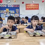 Giờ ăn trưa 14/9/2026 của học sinh Trường Tiểu học - Trung học cơ sở Lý Thường Kiệt (phường Văn Miếu - Quốc Tử Giám, Hà Nội). (Ảnh: Nguyễn Cúc/TTXVN)