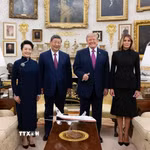 Chủ tịch Trung Quốc Tập Cận Bình (thứ 2, trái) và phu nhân Bành Lệ Viên (trái) chụp ảnh chung với Tổng thống Mỹ Donald Trump (thứ 2, phải) và phu nhân Melania Trump trong lễ đón tại Nhà Trắng ở Washington, D.C., ngày 24/9/2026. (Ảnh: THX/TTXVN phát)