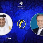 Thủ tướng kiêm Ngoại trưởng Qatar Sheikh Mohammed bin Abdulrahman Al Thani (trái) và Ngoại trưởng Iran Abbas Araghchi. (Ảnh: IRNA/TTXVN phát)